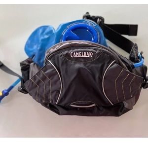 Camelback flash flow hydration Fanny pack w bladder compartment